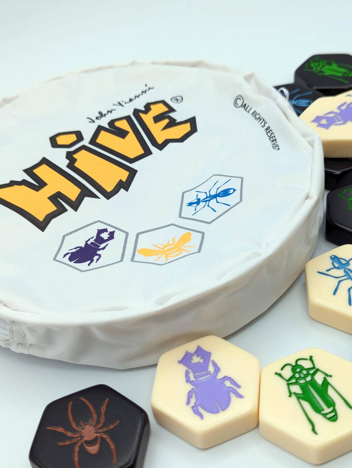 HUCH! Hive queen-bee capture in action illustrates engaging tactical play.