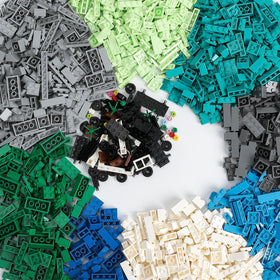 HUIZDQ 1800Pcs bricks in blue, green, white and grey for creative play and color matching.