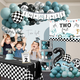 HYCSANBAO number 2 foil balloon as a bold centerpiece
