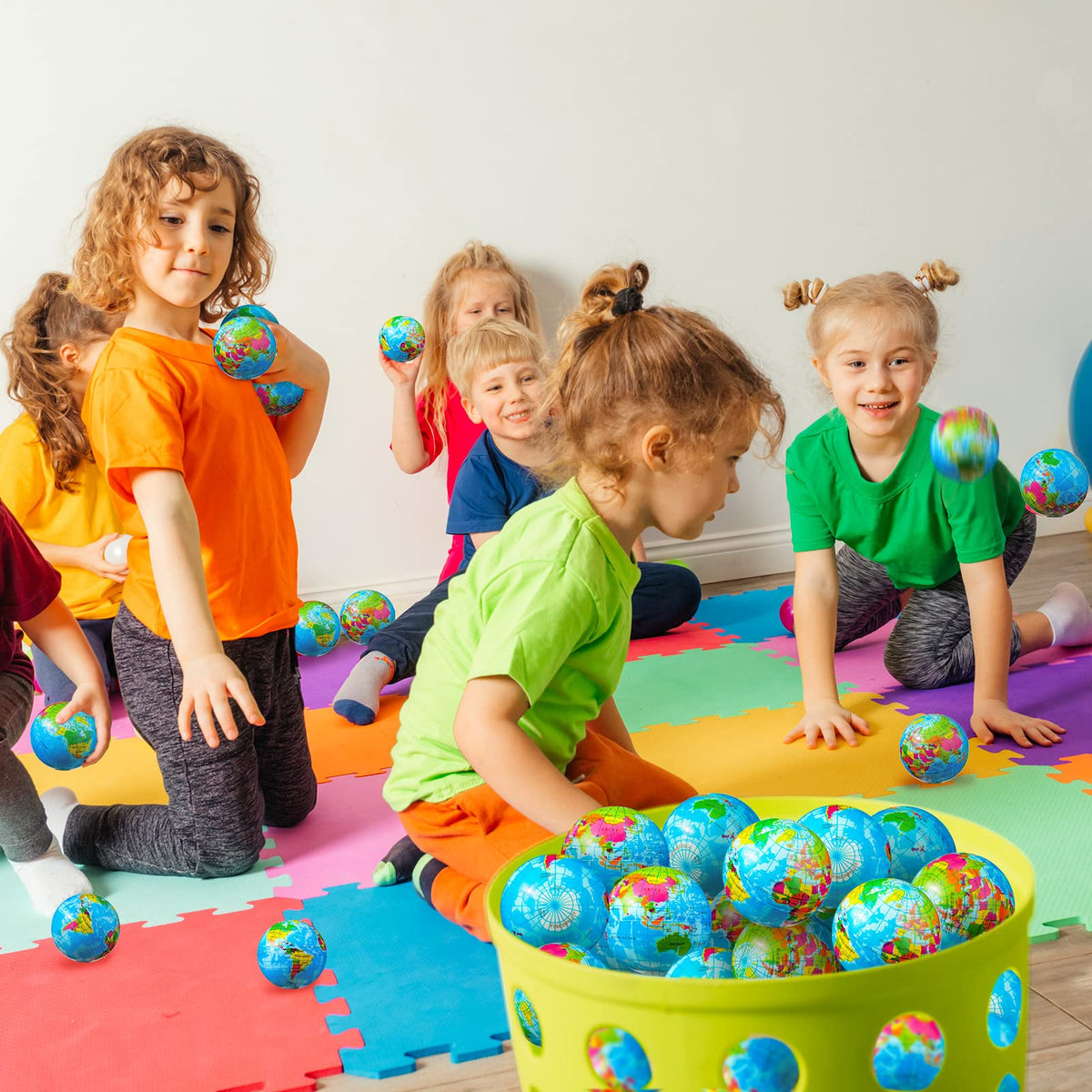 Bright map details support focus during study sessions with HyDren foam balls.