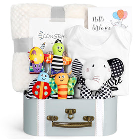 iAOVUEBY baby gift set box highlights a neatly arranged presentation and ready-to-gift appeal.