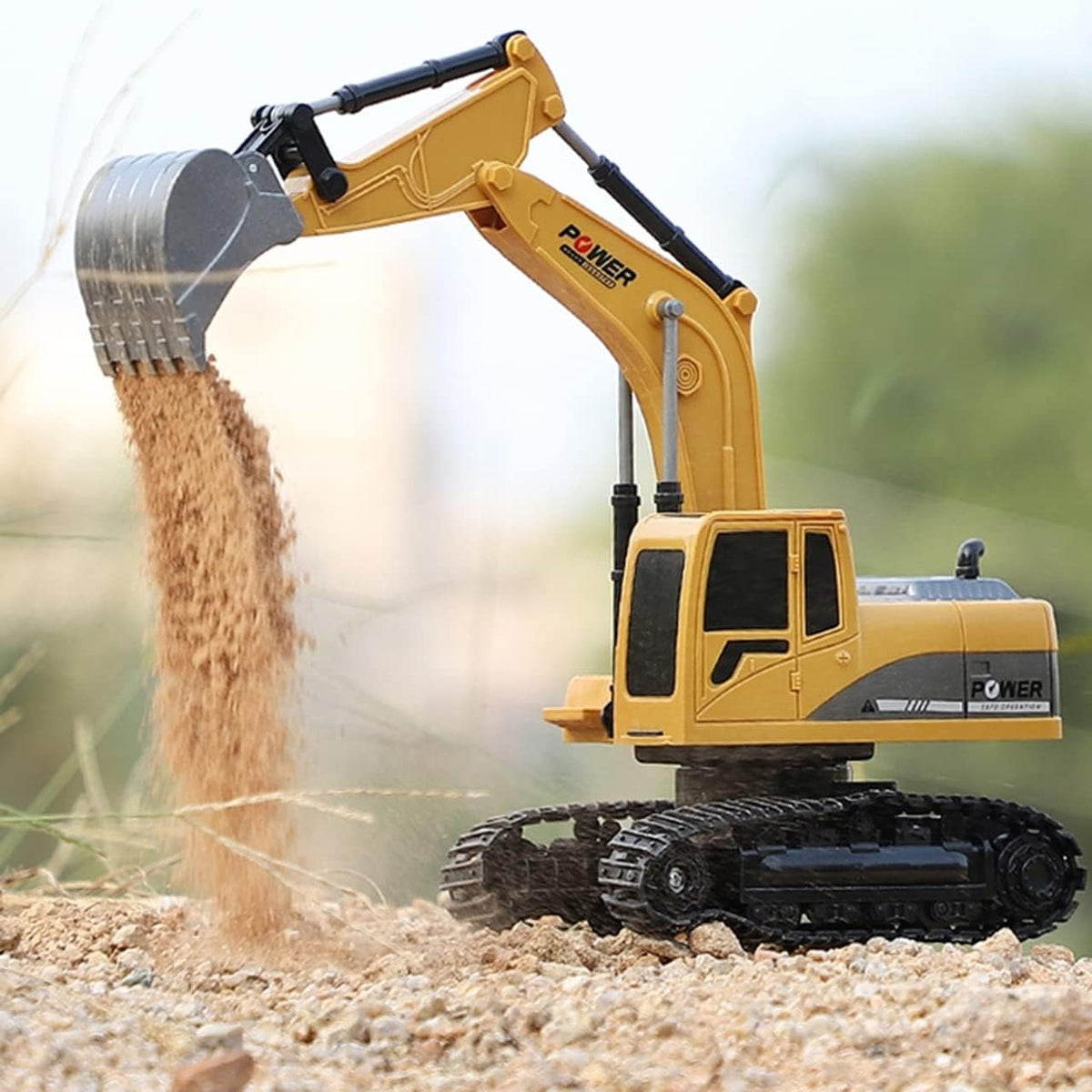 ID Gerilla RC excavator demonstrates 680-degree cab rotation for dynamic control.