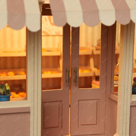 iland 1:12 scale miniature house delivers lifelike detail for bookshelf display.