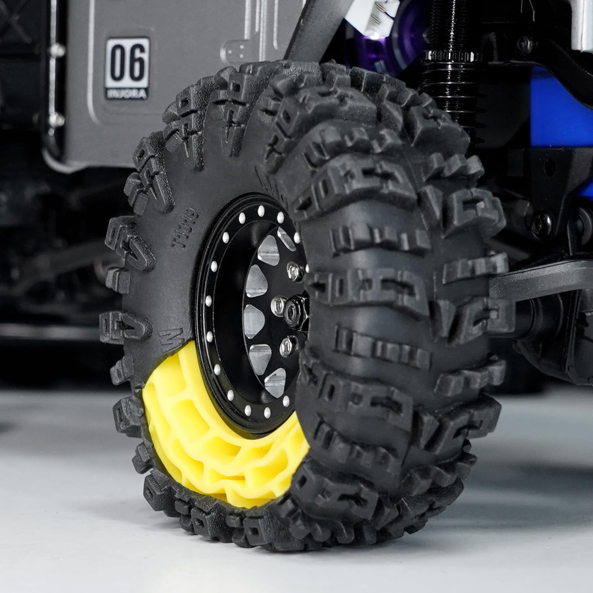INJORA rocky terrain maneuver scene emphasizes stability and steering.