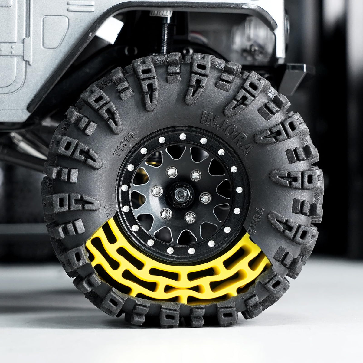 INJORA tire sidewall support detail highlights reinforced structure.