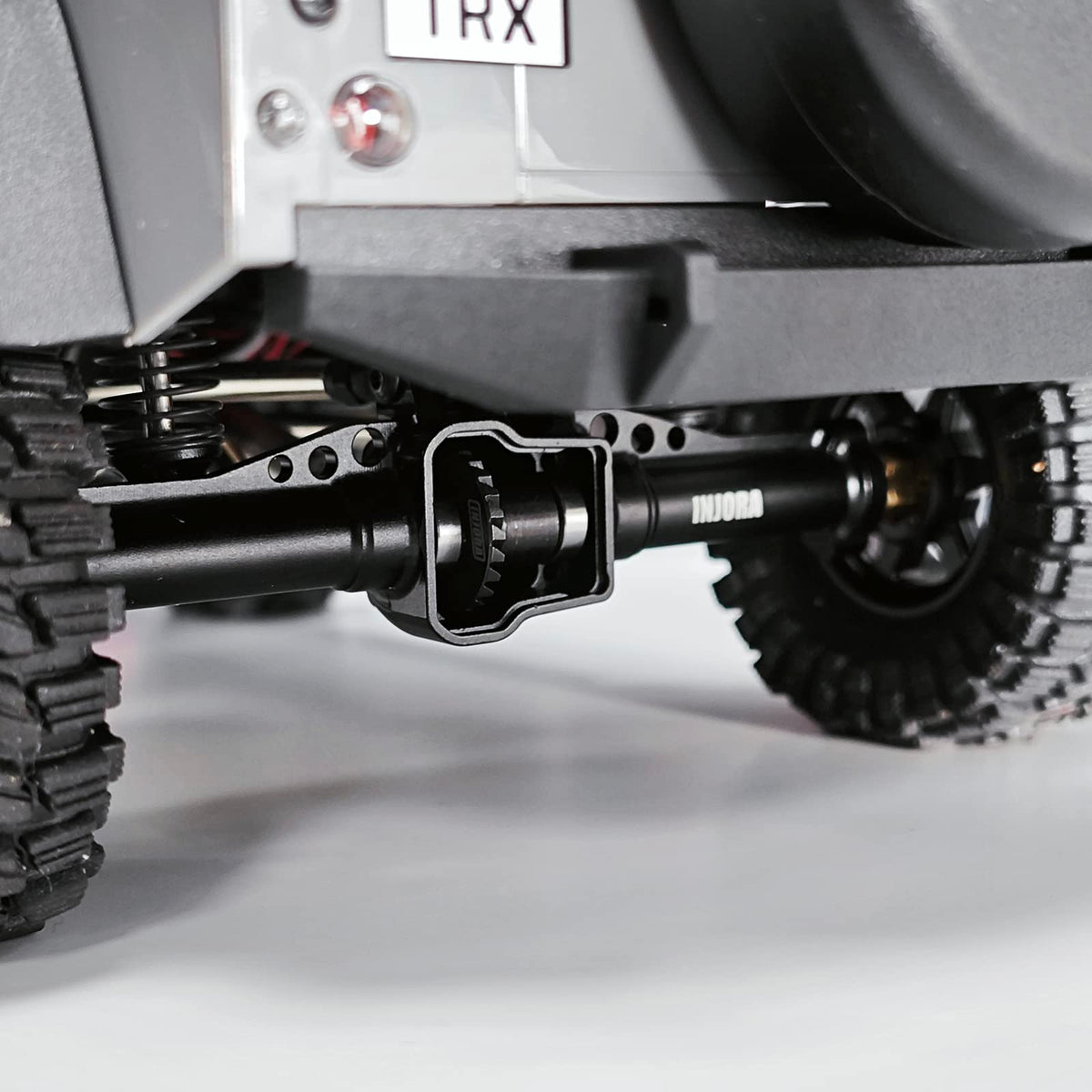 INJORA TRX4M axle-fit image demonstrates front and rear compatibility.