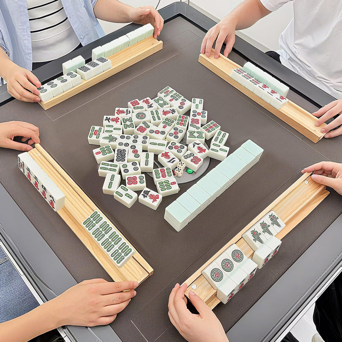 JARTEEK Mahjong Racks include dice for optional game variations