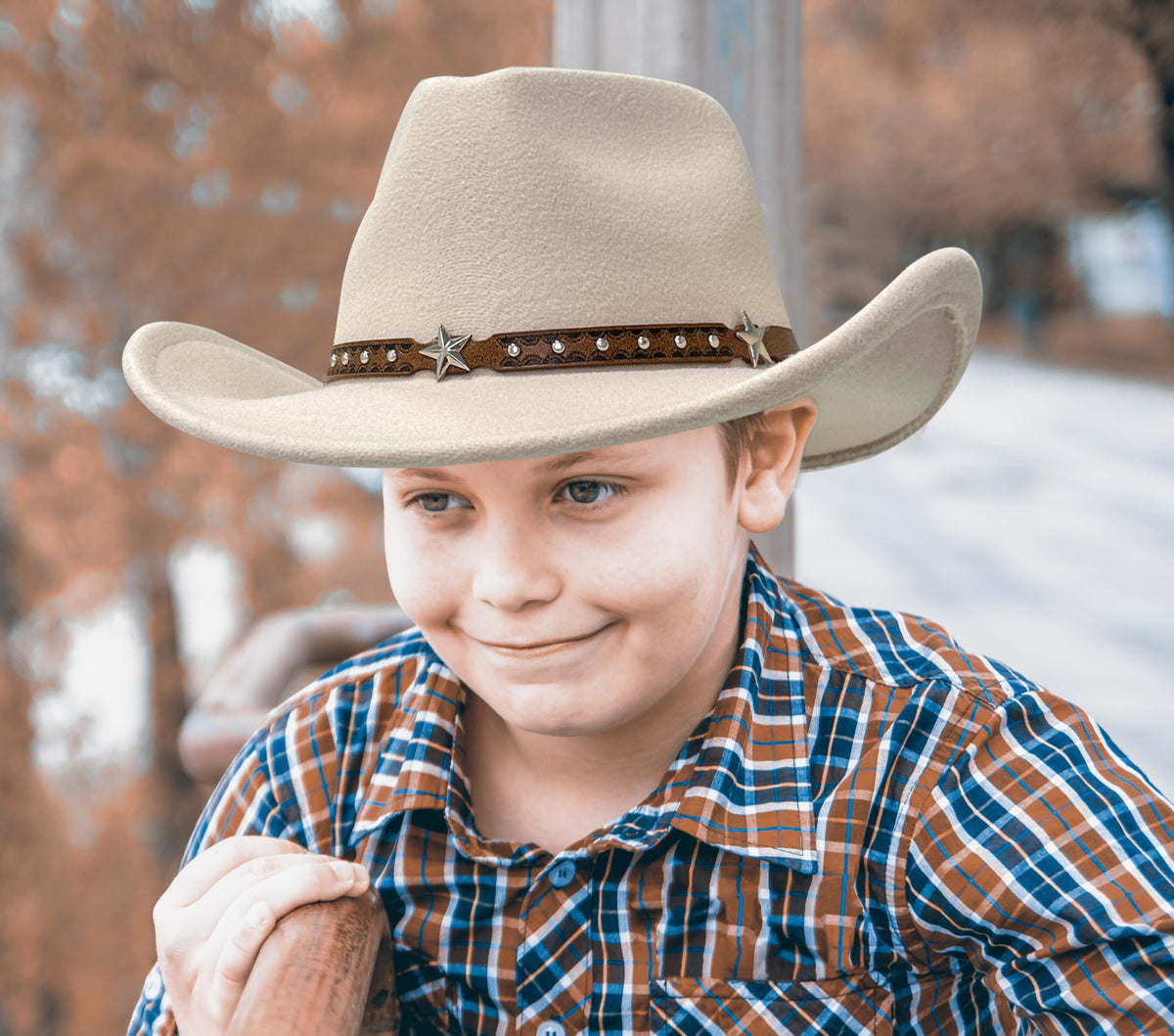 Jastore cowboy hat beige leather-band detail, adds classic western style.