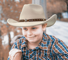 Jastore cowboy hat beige leather-band detail, adds classic western style.