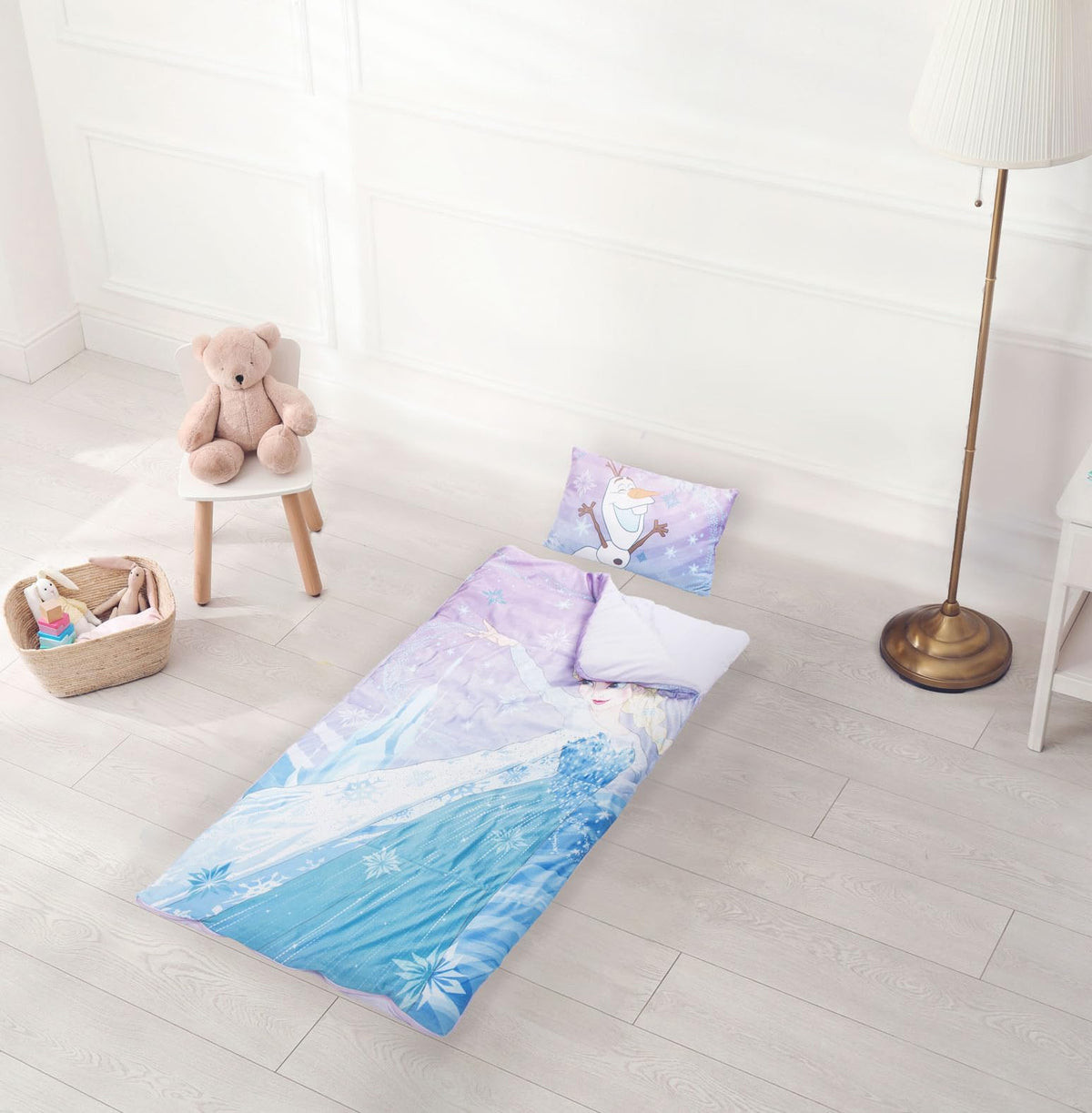 Jay Franco Frozen set uses 100% polyester fabric for soft, durable wear.