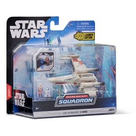 Working droid socket on the X-Wing invites easy micro figure placement.