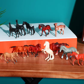 Jerify plastic horses stand independently, allowing creative scene building.
