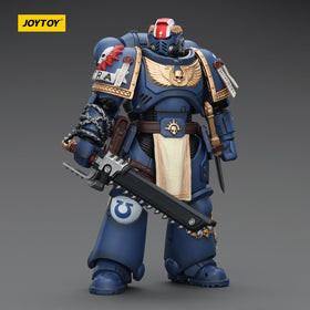 JOYTOY Ultramarines Titus with laurels and weapons for shelf display.
