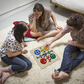 Juegoal dice and doubling cube add strategic options during play.