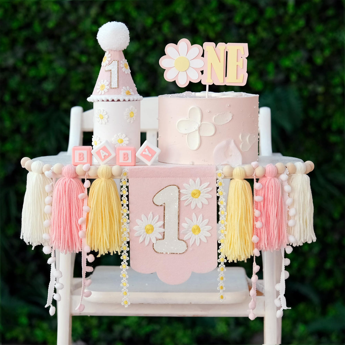 JUIIZAY pink daisy high chair banner adds festive birthday flair