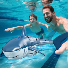 JUKUDAHU shark toy designed for bath and pool play with water spray demo.