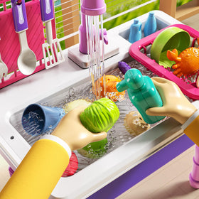 JUKUDAHU 135-degree rotating faucet demonstrates realistic water flow during pretend washing.