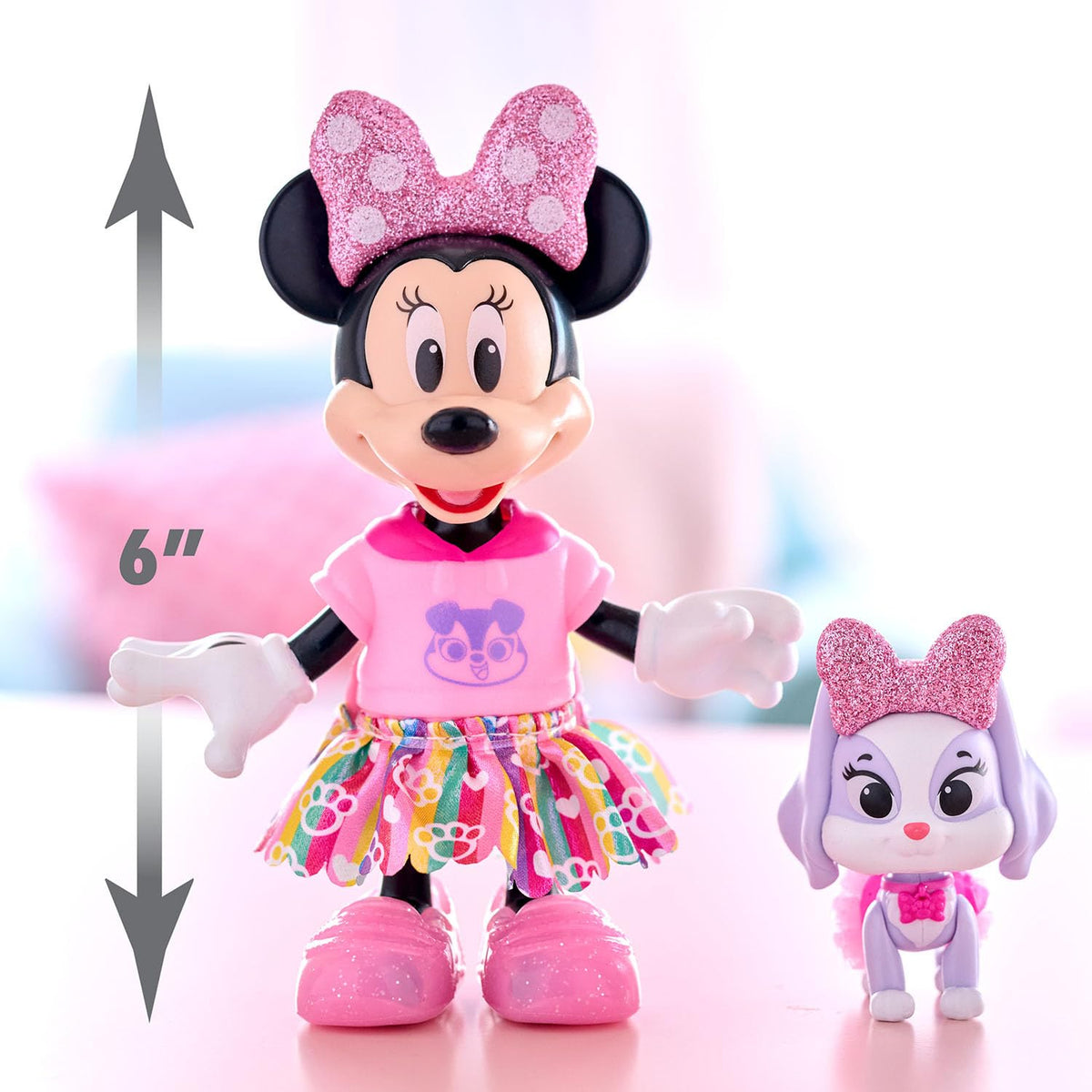 Easy-on outfits help little hands style Minnie quickly for imaginative play.