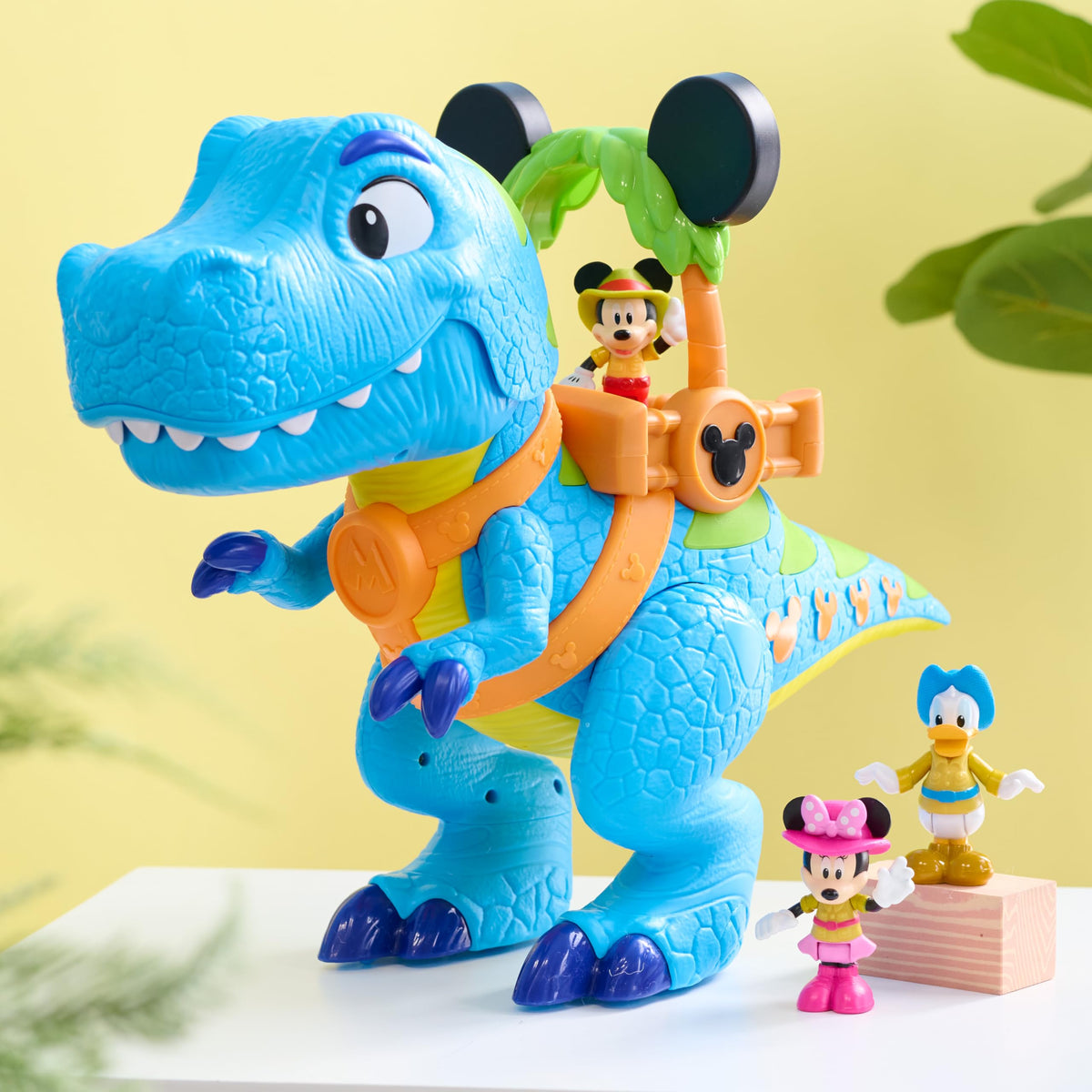 Hidden wheels on the Roarin' Safari Dino enable smooth kid-powered movement.