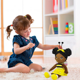 JUSTQUNSEEN integrated-clothes doll stays intact and easy to care for.