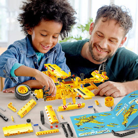 Jyusmile STEM toy kid-assembly-action captures focused kids building and improving concentration