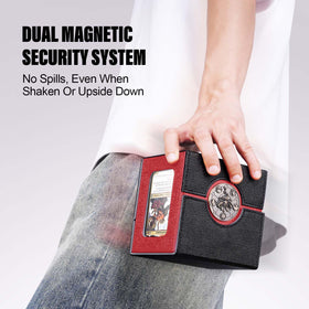 Kabinka Commander magnetic closure locks the lid for secure transport.