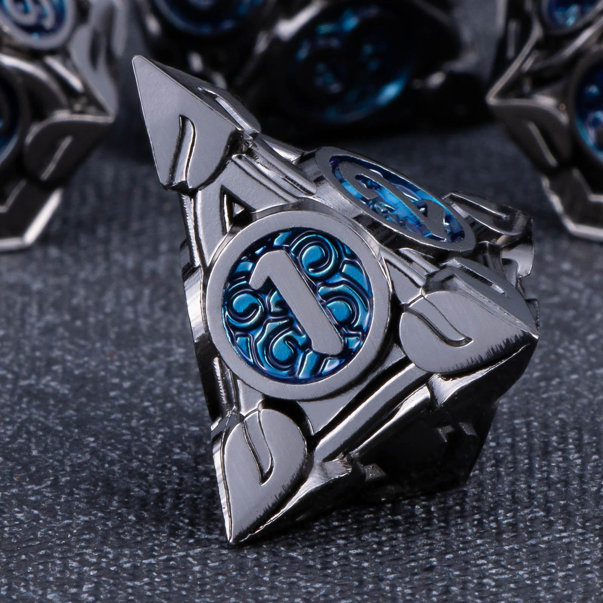 KERWELLSI polished D8 metal dice for smooth rolls and elegance