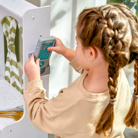 KidKraft Open-close oven knobs, promotes fine motor practice.