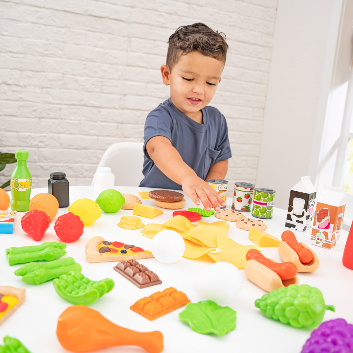 KidKraft Tasty Treats snacks variety supports quick, creative pretend snacking.