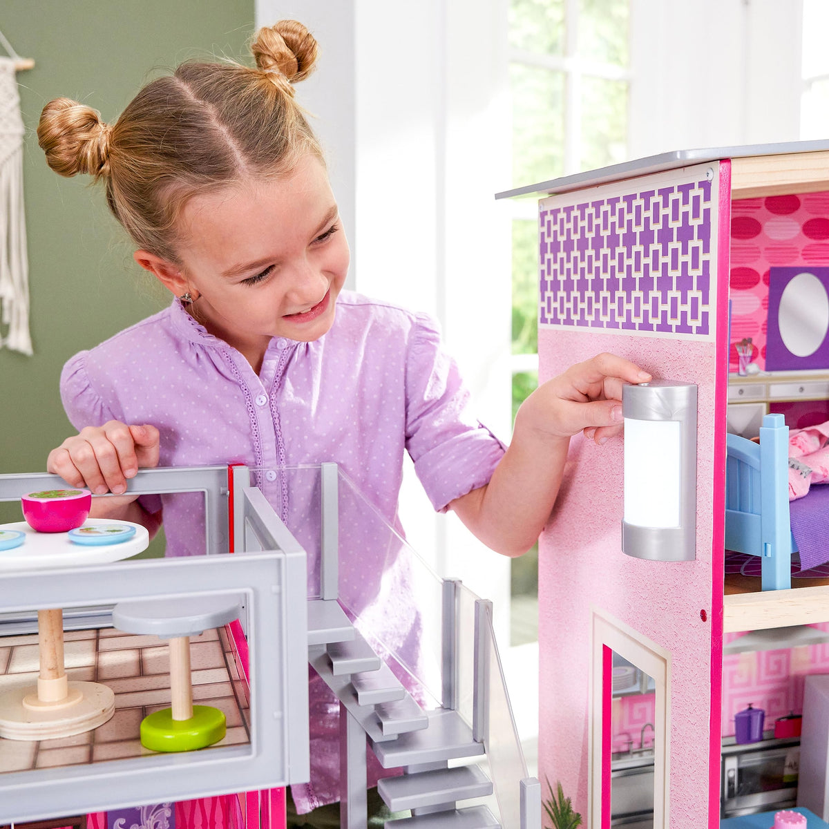 KidKraft Uptown Dollhouse living area with open layout fuels family scene play.