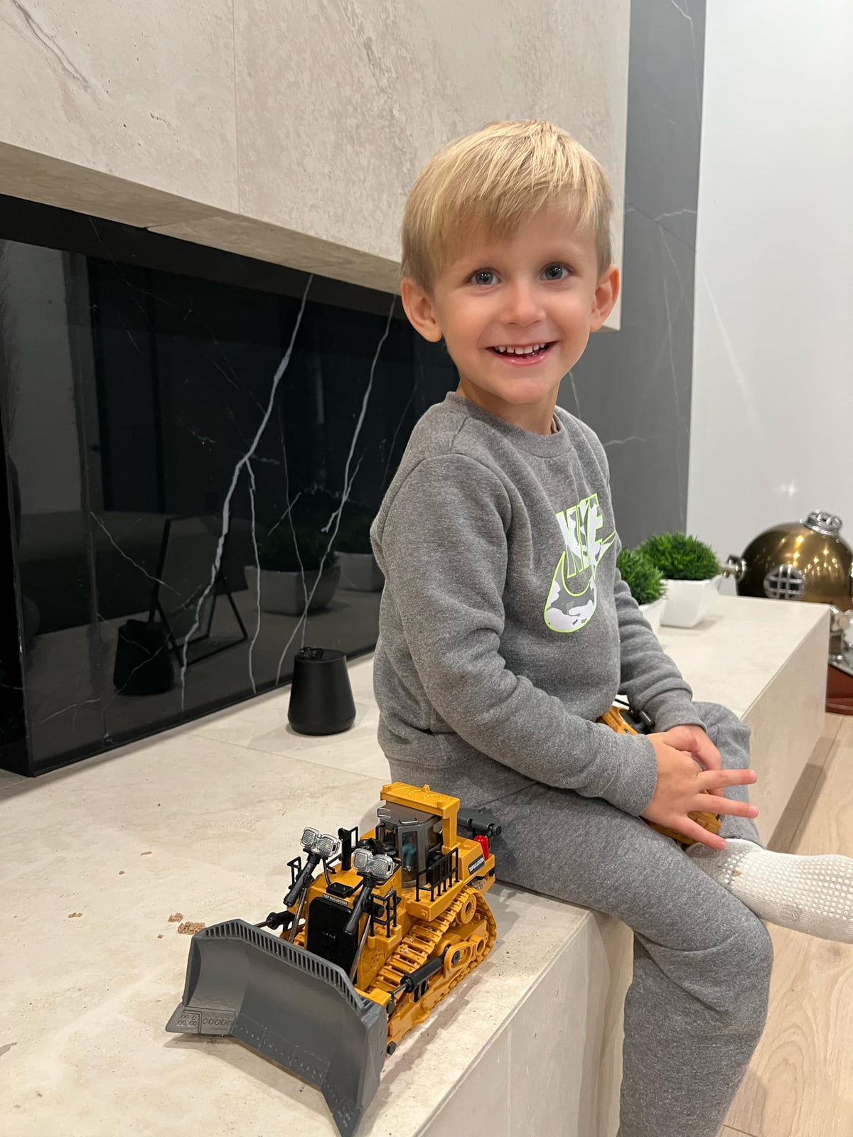 KIDMARKT bulldozer supports indoor and outdoor play sessions
