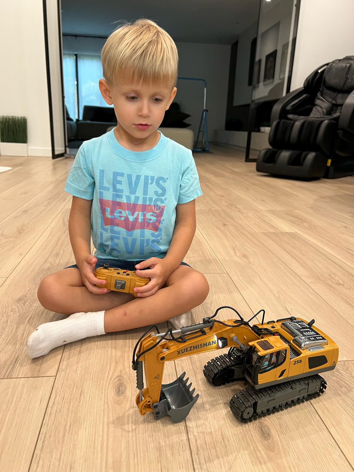 KIDMARKT RC set includes batteries and charger for easy setup.