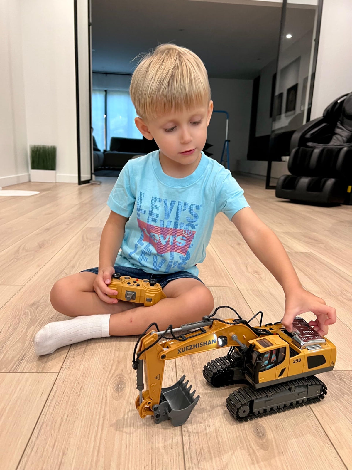 KIDMARKT RC excavator with realistic engine sounds heightens digging.