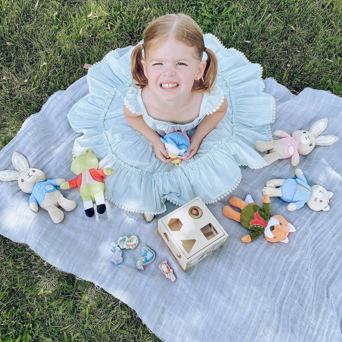 KIDS PREFERRED 8-piece set promotes fine motor skills during pretend play.