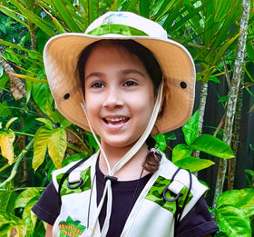Kidz@Play Safari Kidz hat wide brim in use for sun protection.