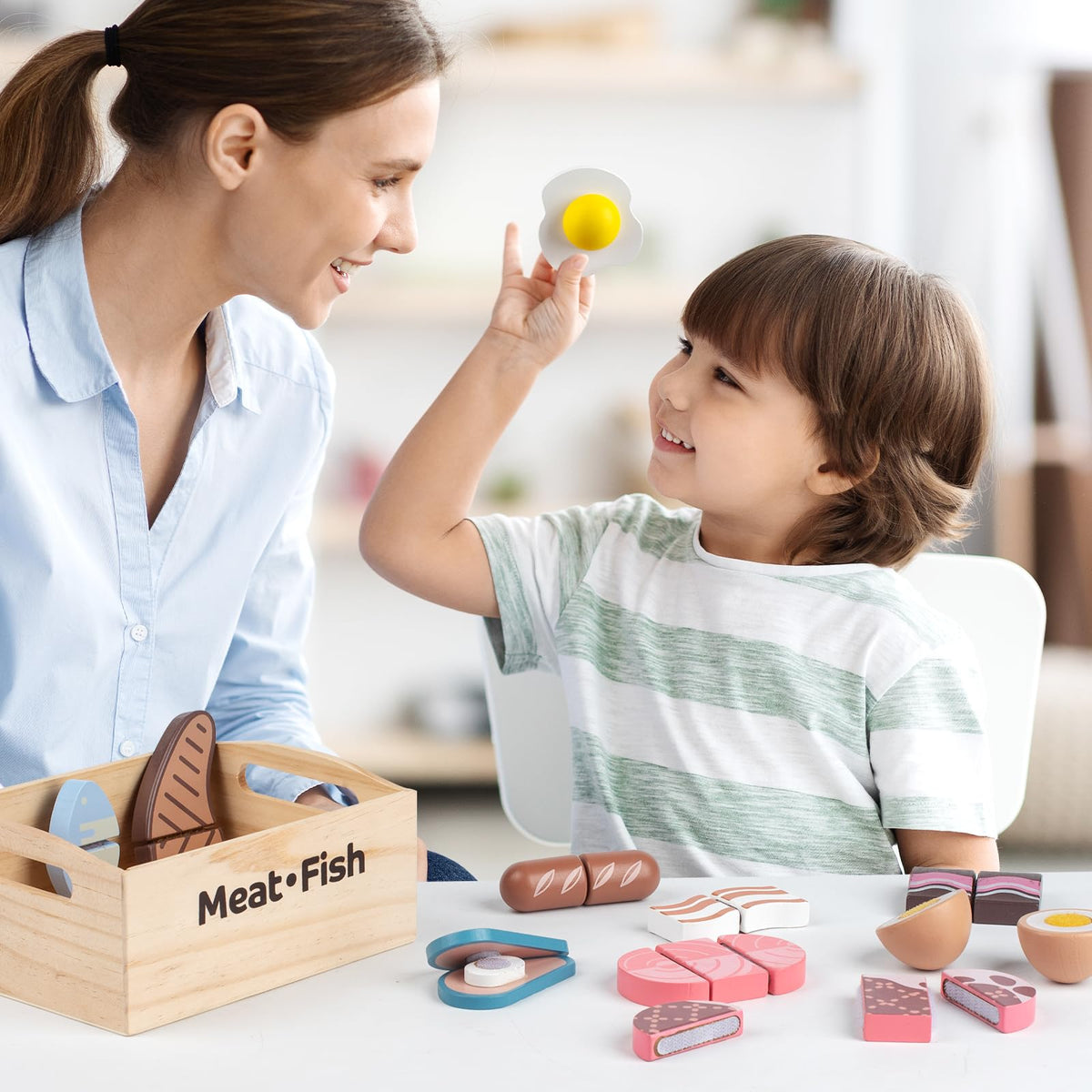 Kienvy hot dog wooden piece supports quick snack pretend play scenarios.