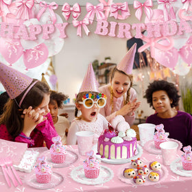 Kinovo white-pink tablecloths create a unified centerpiece