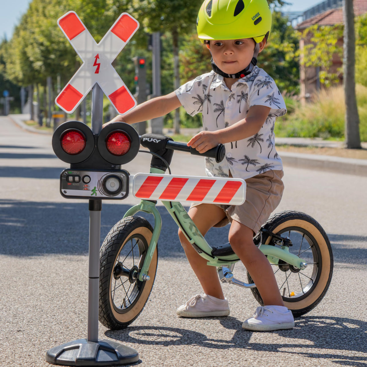 Klein Theo traffic light signal demonstrates clear signals for early road-rule learning.
