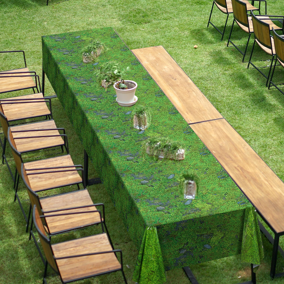 Kochorie outdoor-friendly table cover for lawn parties and seasonal events.