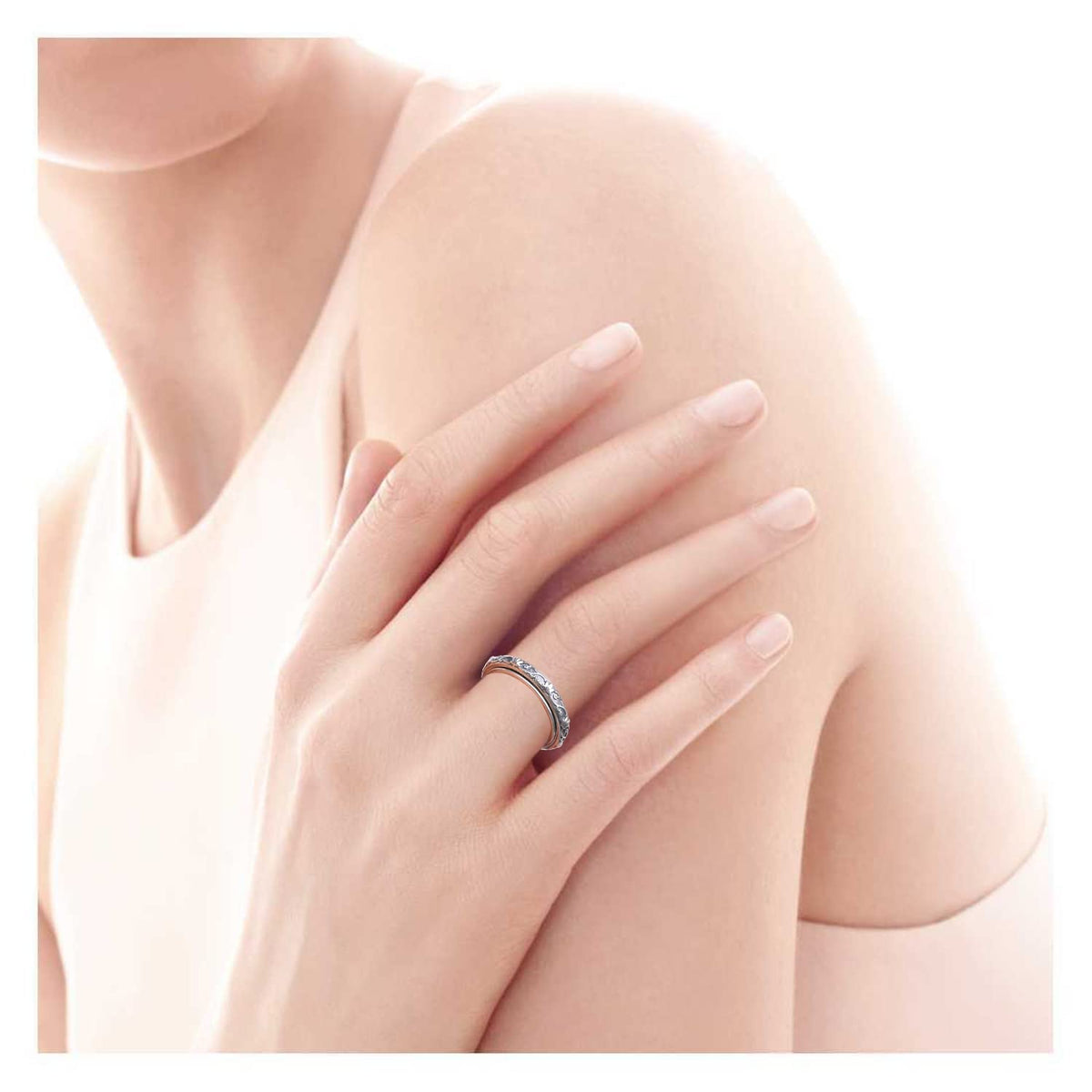 Ladytree Closeup captures the dainty band and smooth spinning action.
