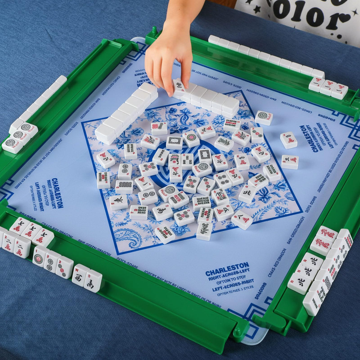 LaRandom green mahjong rack set makes a great gift for enthusiasts.