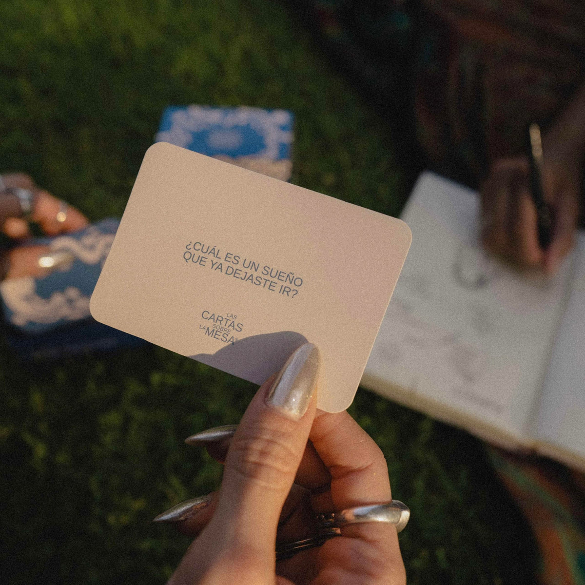 LAS CARTAS SOBRE LA MESA Spanish Edition on the table set the stage for relaxed talks