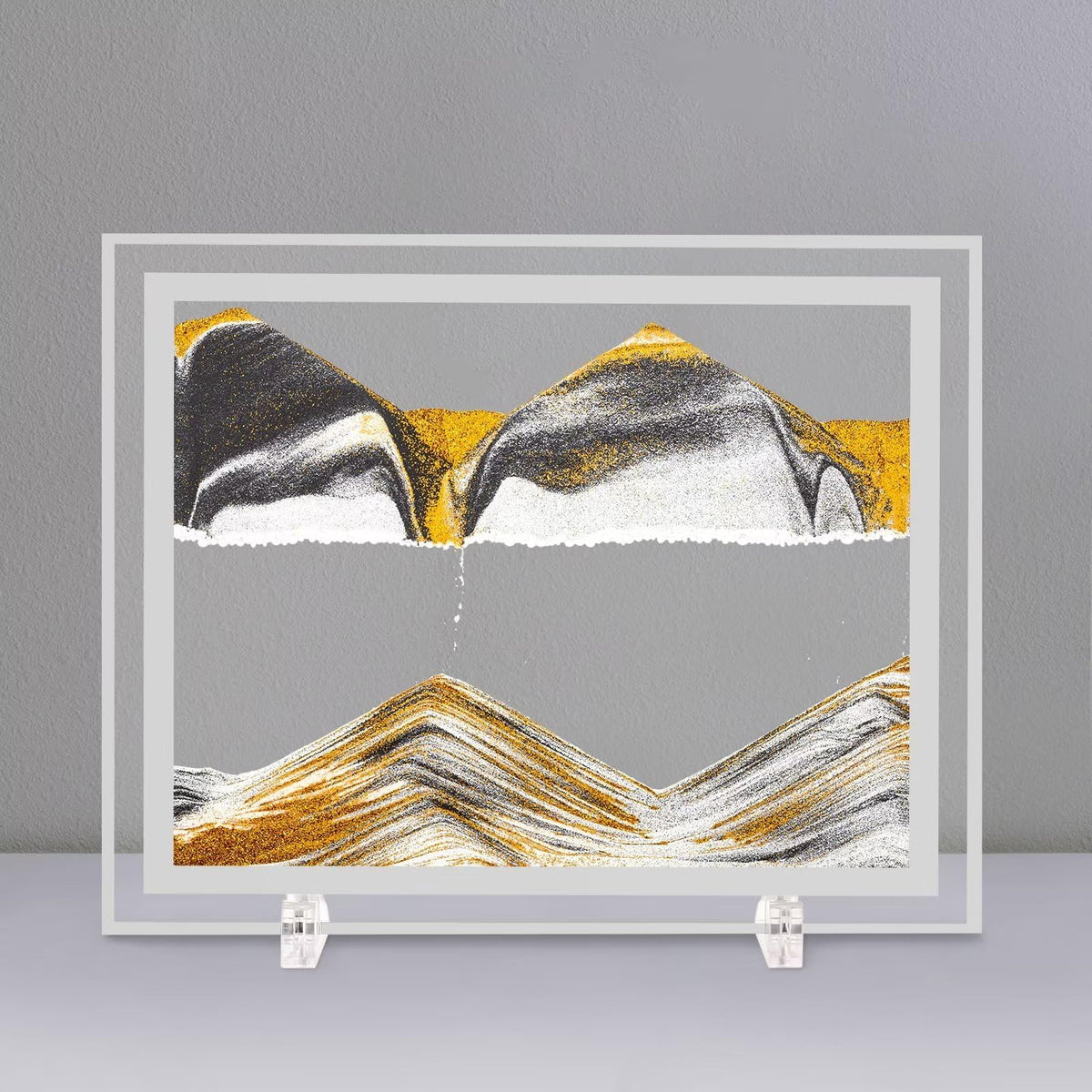 LCDOCLAK color sand layers create changing landscapes for desk decor.