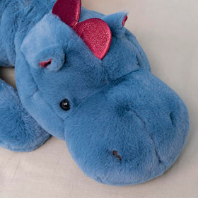 Leahaoe weighted dragon cuddle scene illustrates kid friendly nighttime companion
