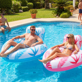 LEECICILE heart pool float side view highlights sturdy construction and comfort.