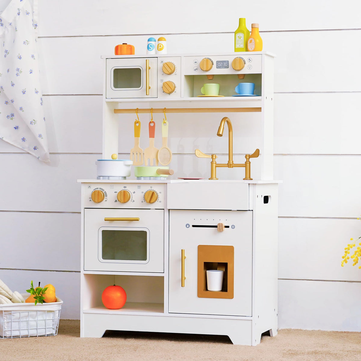 Leeshyah wooden play kitchen with ice maker for imaginative ice-making play