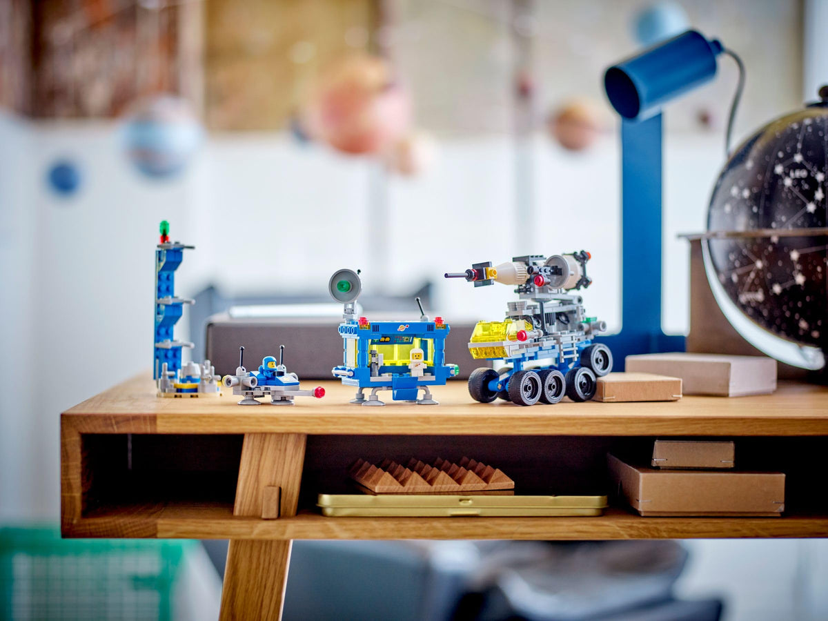 LEGO 40712 spaceship micro model enhances interstellar missions and role play.