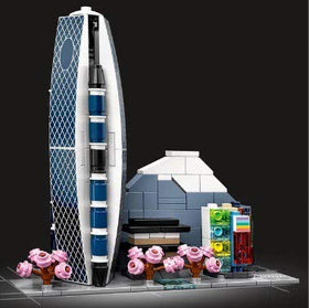 LEGO Architecture Mode Gakuen Cocoon Tower model highlights sleek vertical design on shelves.