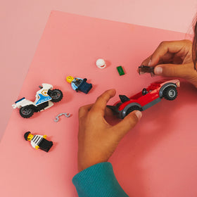 LEGO City Police Bike Chase banknotes enhance believable getaway details