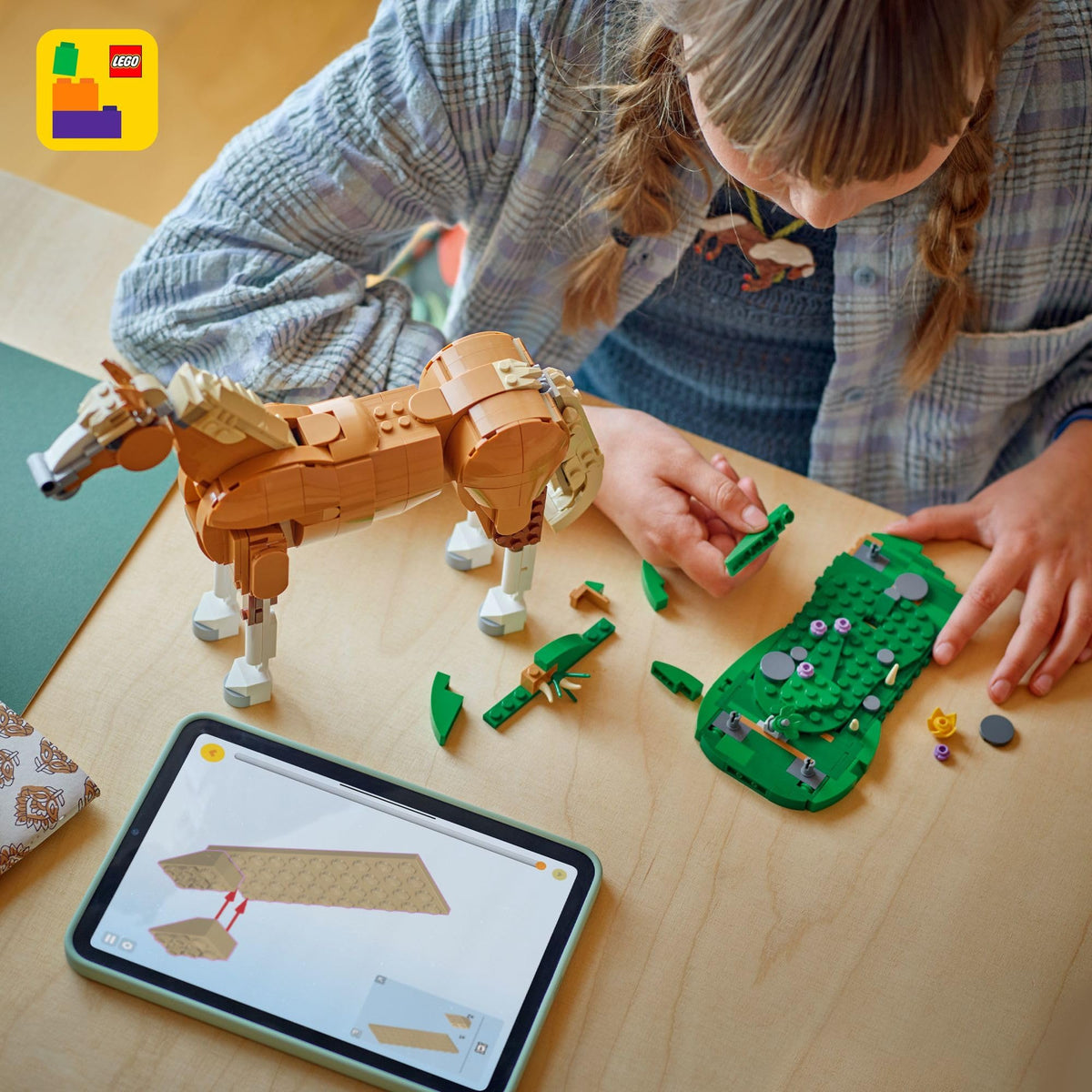 LEGO Creator 3-in-1 Beautiful Horse bricks detail showcases brick-by-brick building.